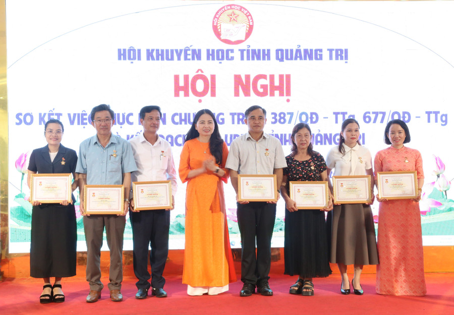 Các cá nhân được tặng Kỷ niệm chương “Vì sự nghiệp khuyến học”. khuyen-hoc-1.jpg