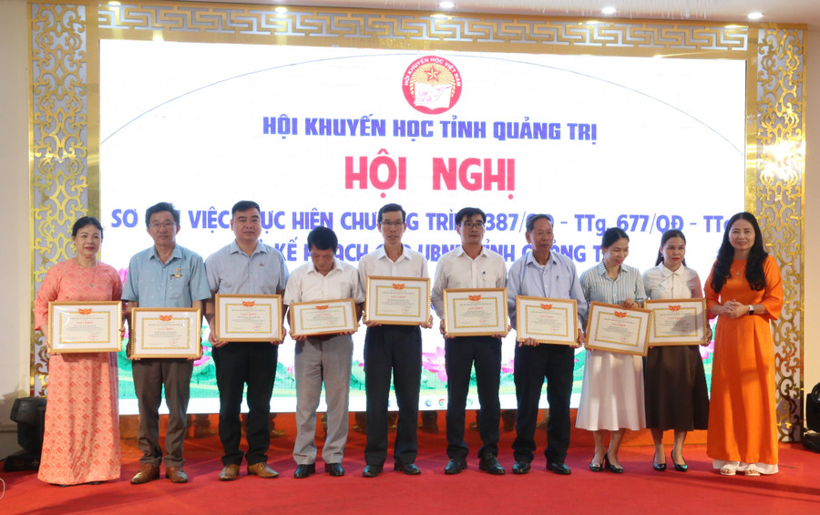 Bà Dương Thị Hải Yến, Chủ tịch Hội Khuyến học tỉnh Quảng Trị trao giấy khen cho các tập thể, cá nhân. khuyen-hoc-4.jpg