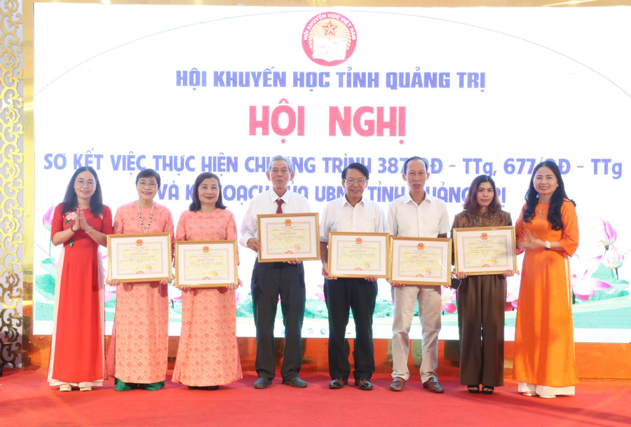Bà Hồ Thị Ngọc Lan, Phó Trưởng Ban Tuyên giáo và Dân vận Tỉnh ủy (bên trái) và bà Dương Thị Hải Yến, Chủ tịch Hội Khuyến học tỉnh Quảng Trị trao Bằng khen của UBND tỉnh cho các tập thể. khuyen-hoc-2.jpg