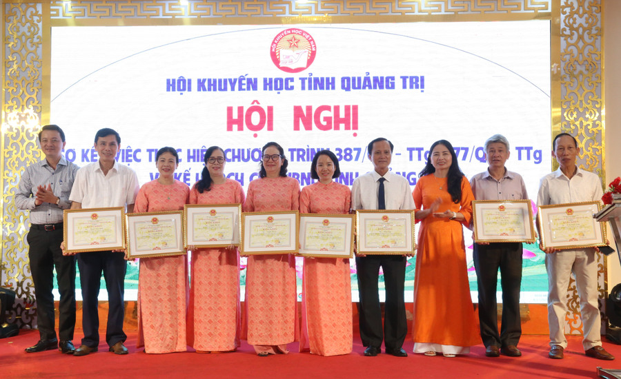 Ông Võ Văn Minh, Phó Giám đốc Sở GD&ĐT tỉnh Quảng Trị trao Bằng khen của UBND tỉnh cho các cá nhân. khuyen-hoc-3.jpg