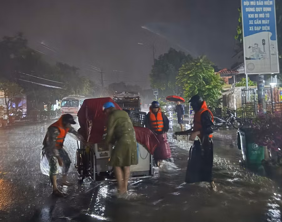 Sơ tán dân trong đêm ở thị trấn Lao Bảo.