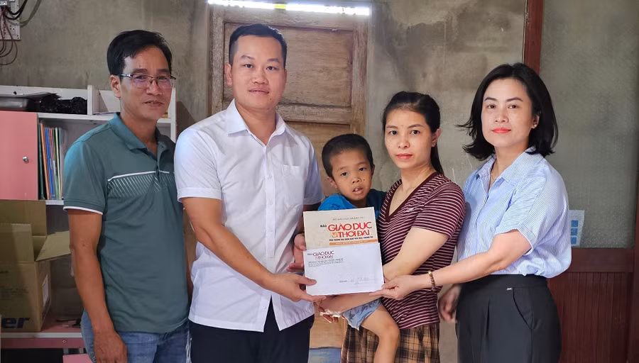 Phóng viên Báo GĐ&TĐ mang tình cảm của bạn đọc trao tặng đến gia đình.