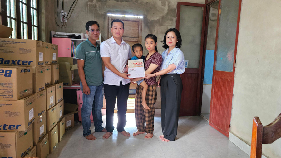 Phóng viên báo GD&TĐ cùng lãnh đạo Phòng GD&ĐT và chính quyền trao số tiền 12.960.000 đến gia đình cháu Gia Bảo. 1000013278.jpg