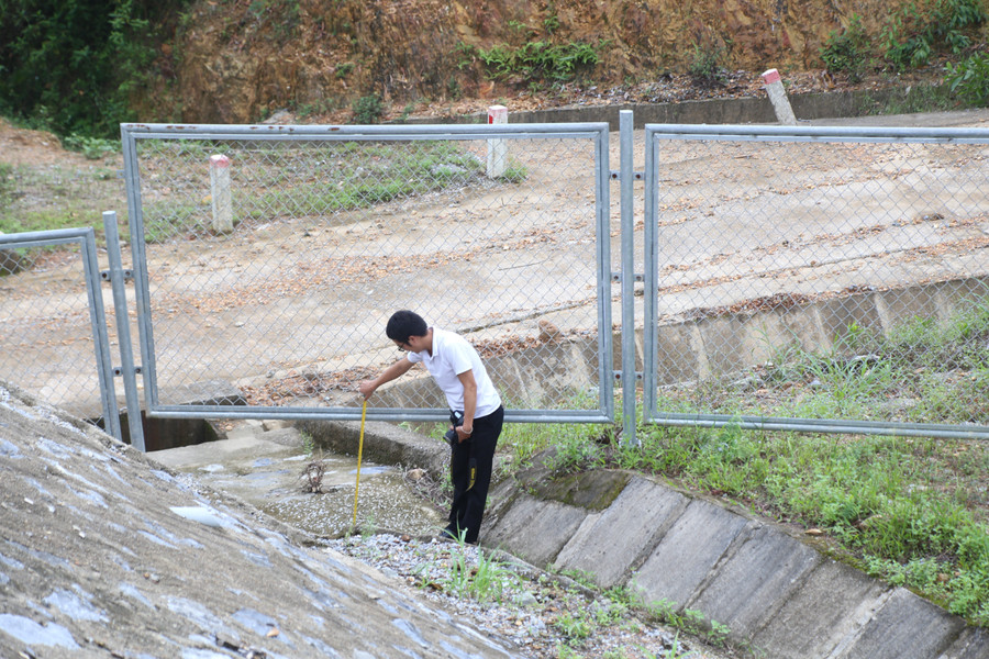 Những đoạn hở trên hàng rào khiến gia súc xâm nhập. cao-toc-5.jpg