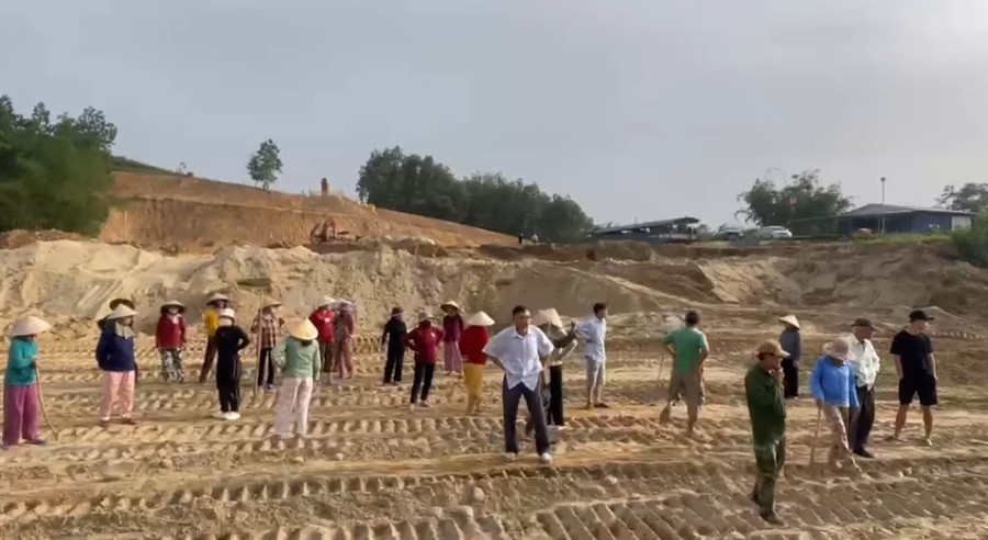 Nhiều người dân kéo đến khu vực khai thác cát để phản đối. Ảnh cắt từ clip 1000011428.jpg