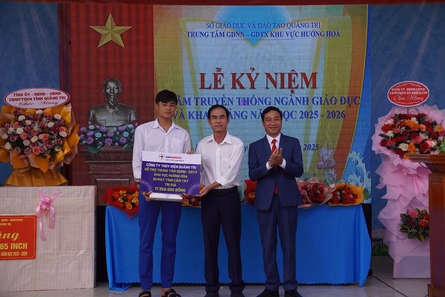Ông Nguyễn Thanh Hùng - Giám đốc Công ty TĐQT trao máy tính cho Trung tâm GDNN - GDTX khu vực Hướng Hóa.
