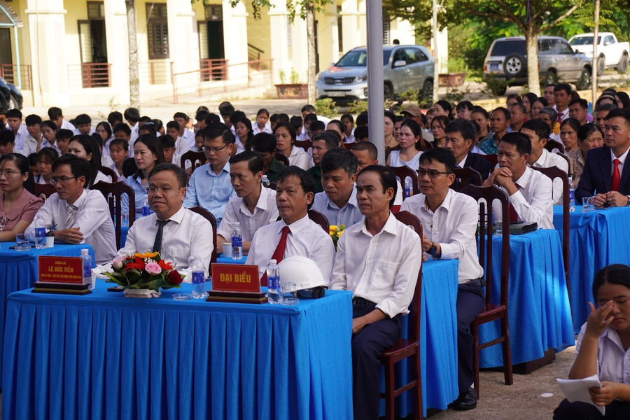 Lễ Khai giảng năm học 2025 -2026 tại Trung tâm GDNN-GDTX khu vực Hướng Hóa. trao-qua-1.jpg