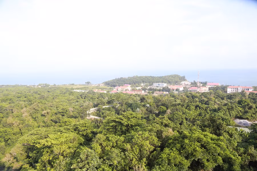 Đảo Cồn Cỏ được ví là "hòn ngọc xanh" giữa biển Đông.