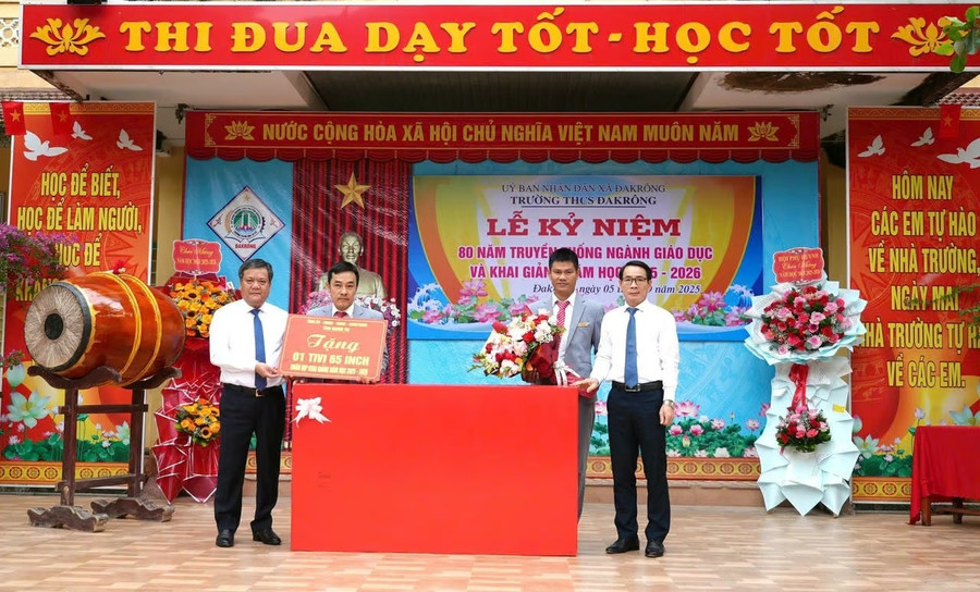 Ông Trần Phong - Chủ tịch UBND tỉnh Quảng Trị dự Lễ khai giảng và tặng quà cho Trường THCS Đakrông. chu-tich.jpg