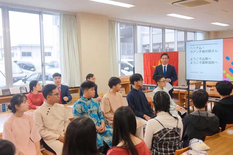 Lãnh đạo Sở GD&ĐT phát biểu tại chương trình.