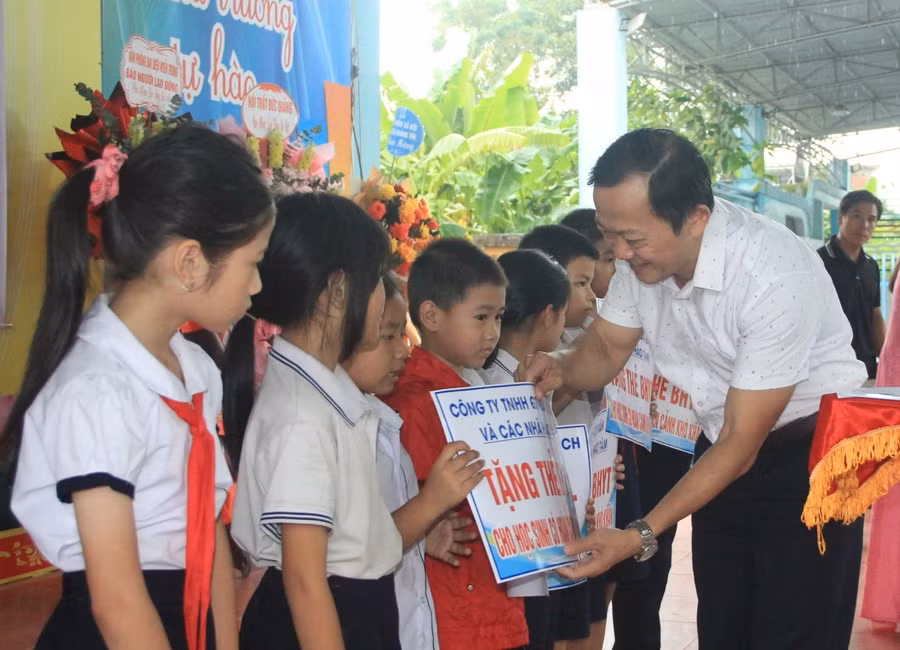 Tặng thẻ bảo hiểm giúp giảm gánh nặng cho phụ huynh. 