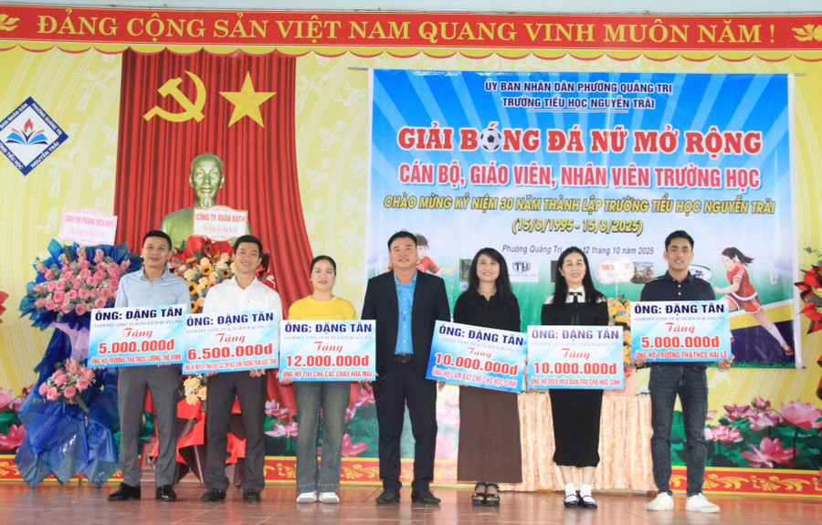 Tặng quà 6 đơn vị trường học ở địa phương. qua-tang-1.jpg