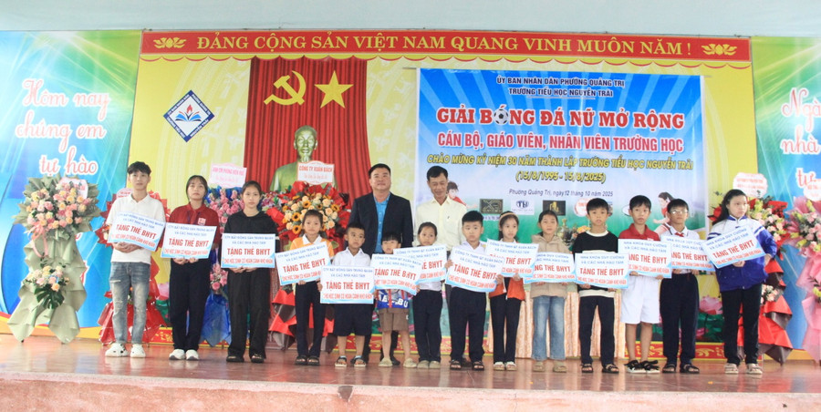 Hàng chục thẻ bảo hiểm y tế dành tặng học sinh khó khăn ở Quảng Trị. qua-tang-4.jpg