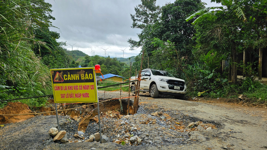 Tại Km5+200 tỉnh lộ ĐT 587, nền mặt đường hư hỏng nặng.