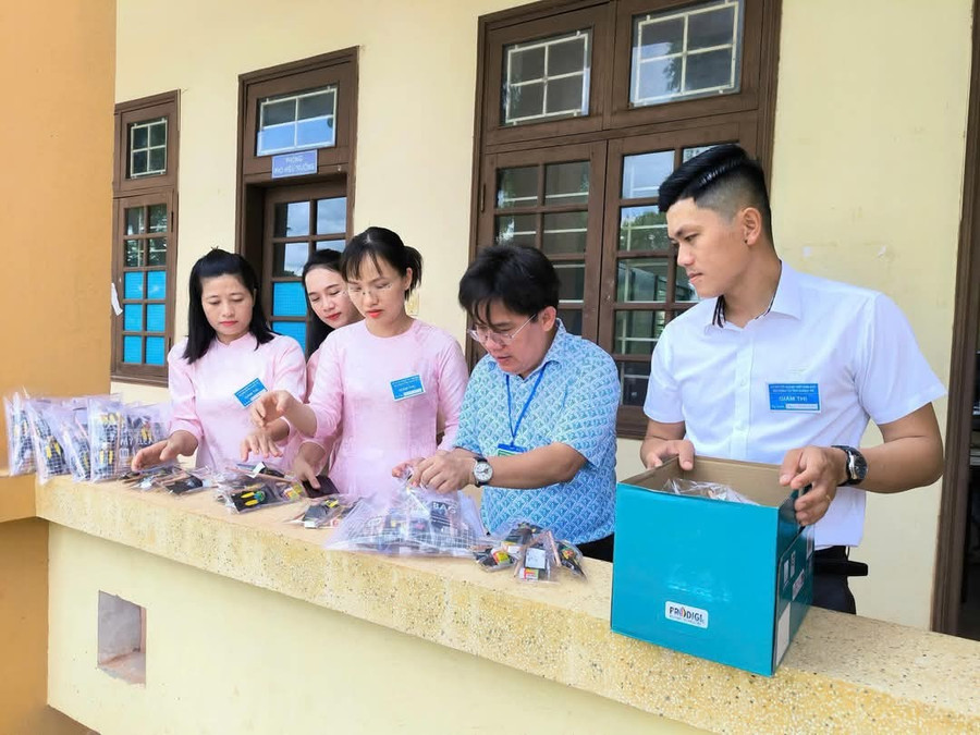 Những món quà đầy tình cảm động viên các bạn cùng lứa. 1000013359.jpg
