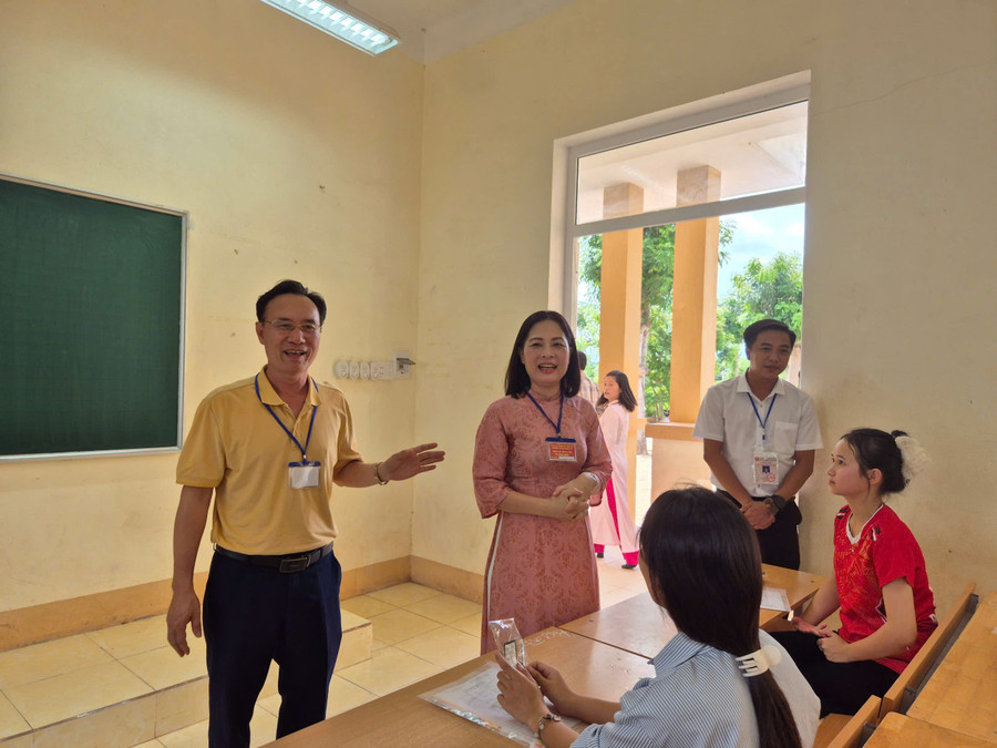 Thầy cô trao những món quà yêu thương đến học sinh miền núi tham dự kỳ thi. 1000013351.jpg
