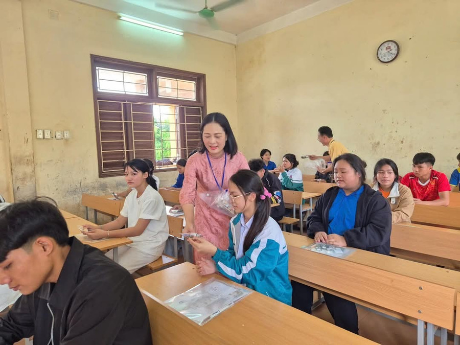 Bà Tạ Thị Thu Hiền, Hiệu trưởng Trường THPT Đông Hà, hiện là Trưởng điểm thi Trường THPT A Túc tặng quà đến các em. 1000013354.jpg