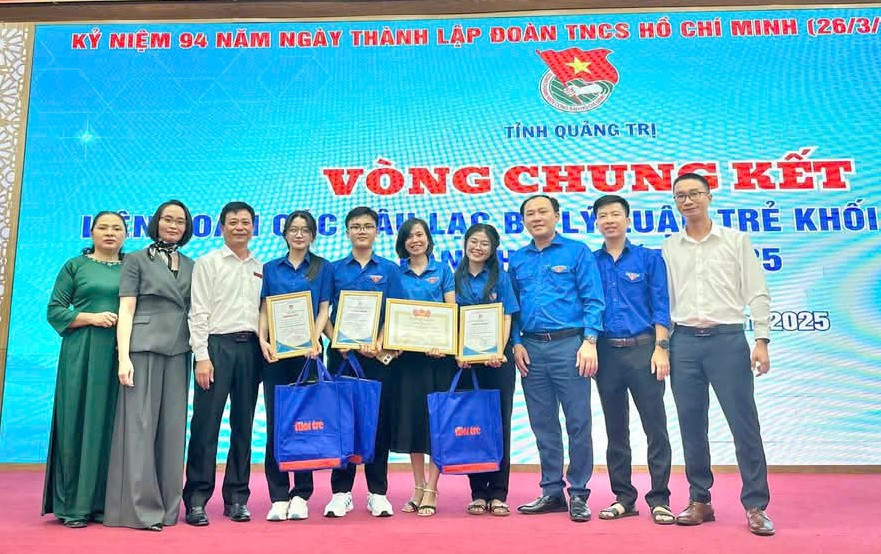 Cô Diệu phụ trách câu lạc bộ Lý luận trẻ của trường, giúp học sinh gặt hái nhiều giải cao tại các cuộc thi. giao-vien-day-su-2.jpg