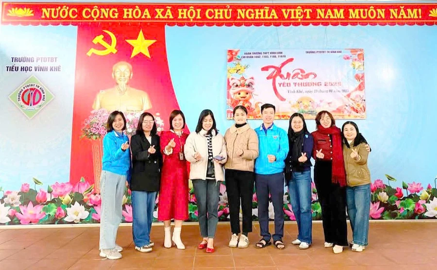 Cô Nguyễn Thị Ngọc Diệu (ngoài cùng, bên trái) tham gia hoạt động thiện nguyện do nhà trường tổ chức.