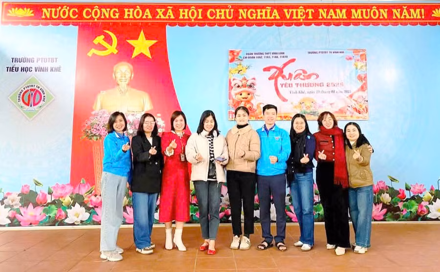 Cô Nguyễn Thị Ngọc Diệu (ngoài cùng, bên trái) tham gia hoạt động thiện nguyện do nhà trường tổ chức.