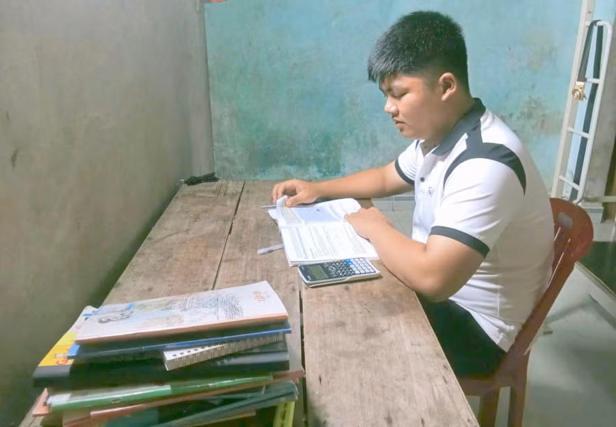 Em Đinh Duy Bảy luôn nỗ lực học tập, quyết tâm ươn lên từ khó khăn. Ảnh: NVCC