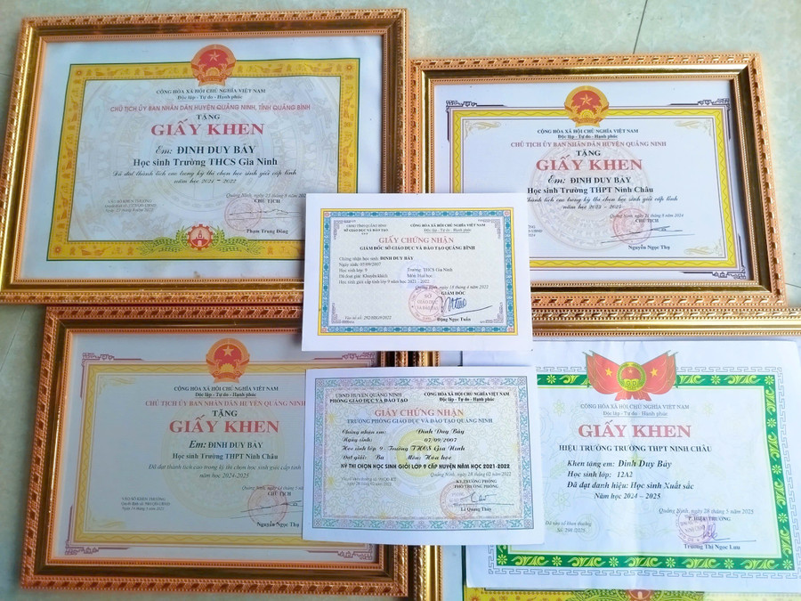 Em Đinh Duy Bảy cũng được UBND huyện Quảng Ninh (cũ) tặng Giấy khen vì có thành tích cao trong học tập. duy-bay-thu-khoa-5.jpg