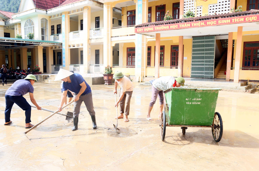 Thầy cô tất bật dọn vệ sinh trường lớp để đón năm học mới. bs7a40111.jpg