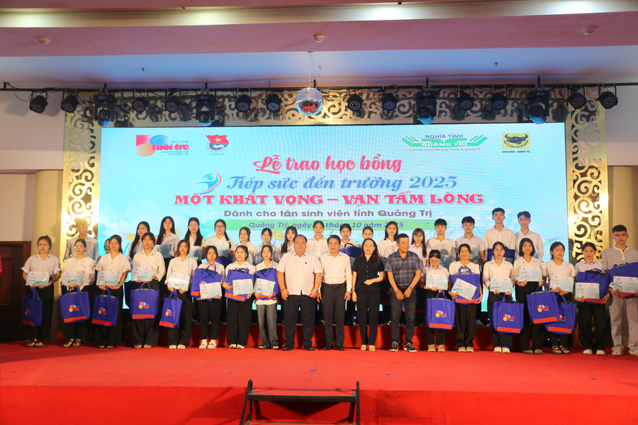 111 tân sinh viên Quảng Trị được tiếp sức vào giảng đường. hoc-bong-2.jpg
