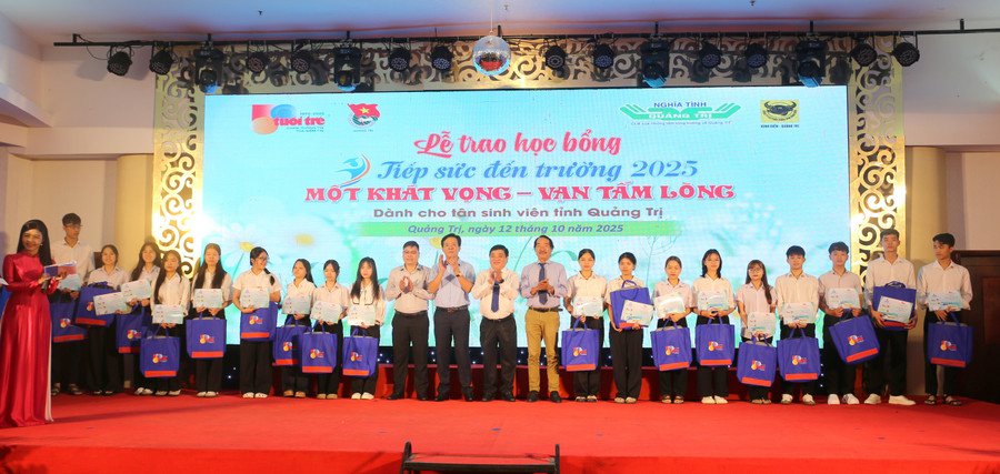 Học bổng "Tiếp sức đến trường" đồng hành với tân sinh viên khó khăn.