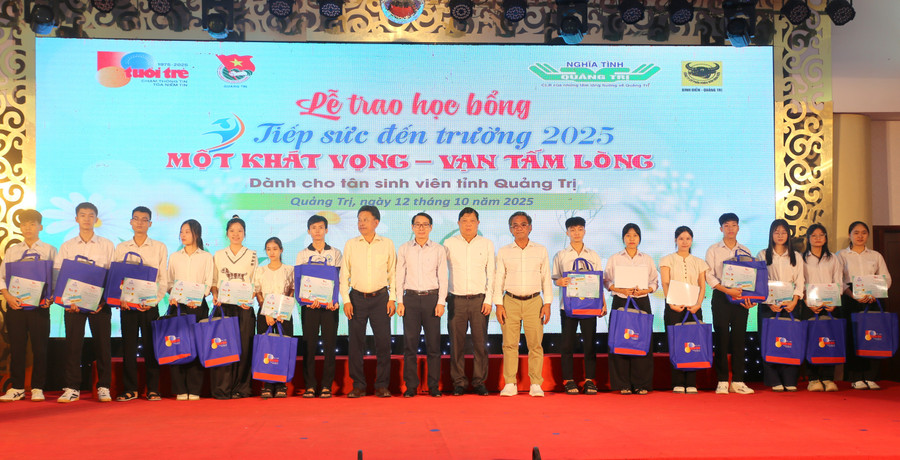 Mỗi suất học bổng được trao trị giá 15 triệu đồng. hoc-bong-5.jpg