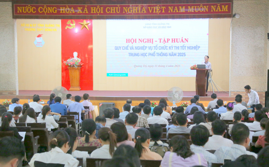 Gần 200 cán bộ quản lý, giáo viên tham gia tập huấn quy chế thi.