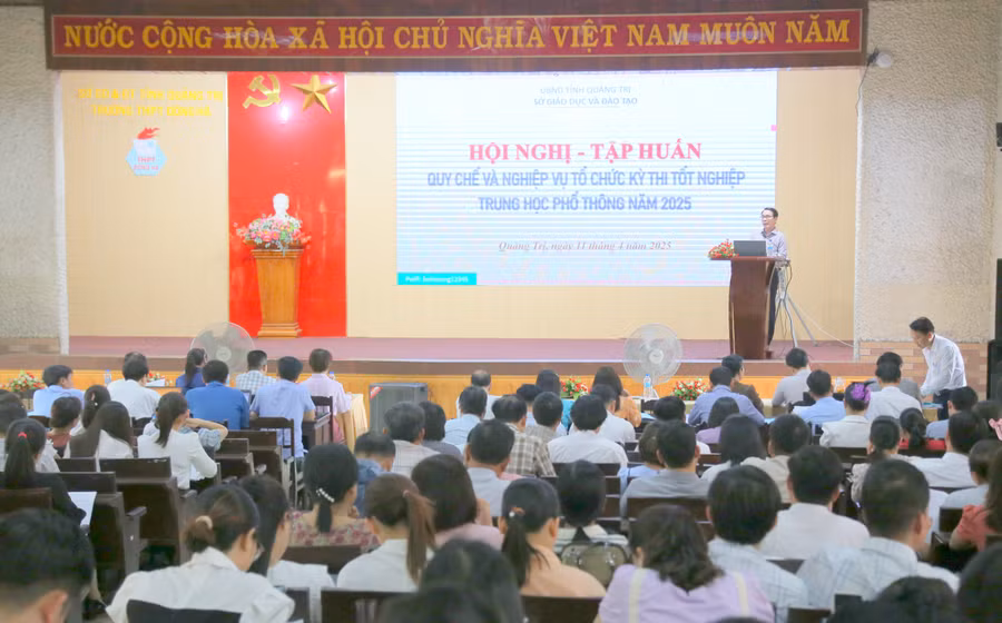 Gần 200 cán bộ quản lý, giáo viên tham gia tập huấn quy chế thi.