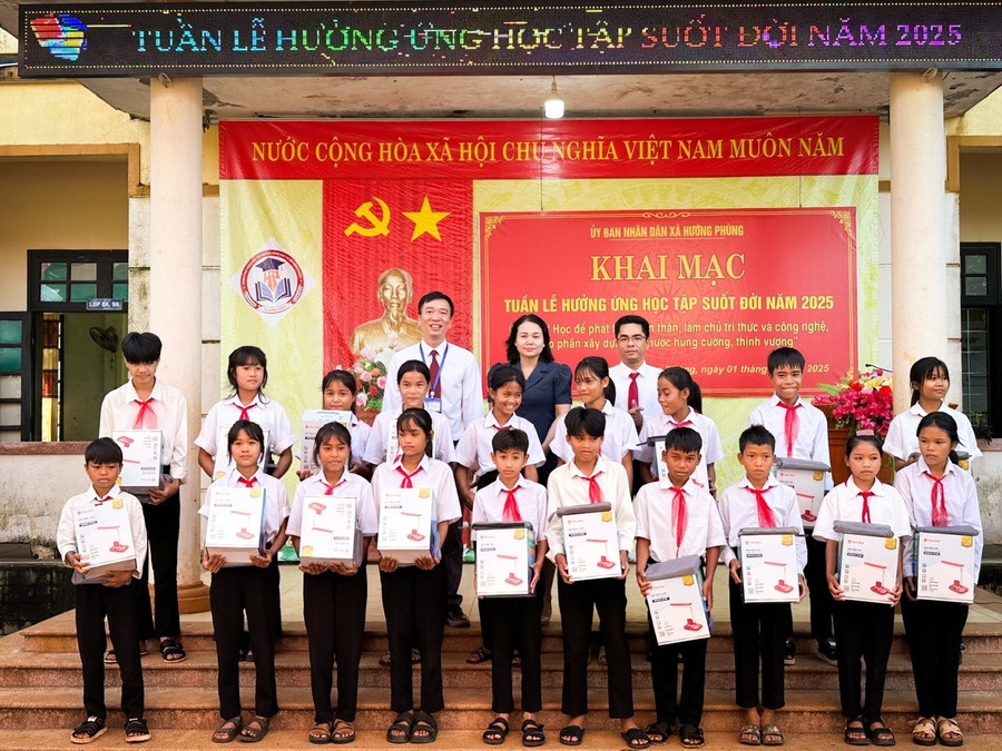 Tặng quà cho học sinh có hoàn cảnh khó khăn. 337ab474db8051de0891-1.jpg