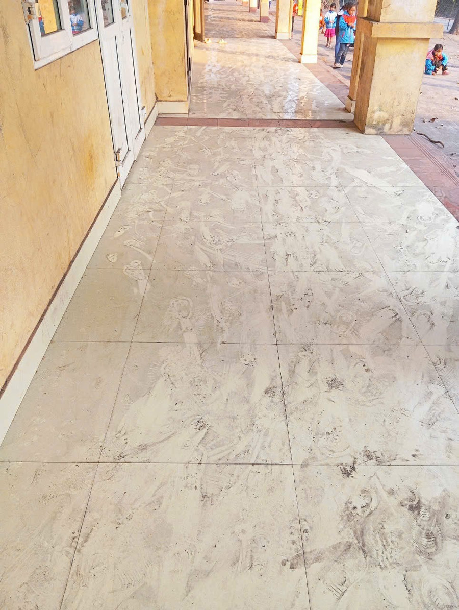 Mặt sàn tại điểm trường La Lay hễ được lau dọn xong lại phủ bụi than. 1000012302.jpg
