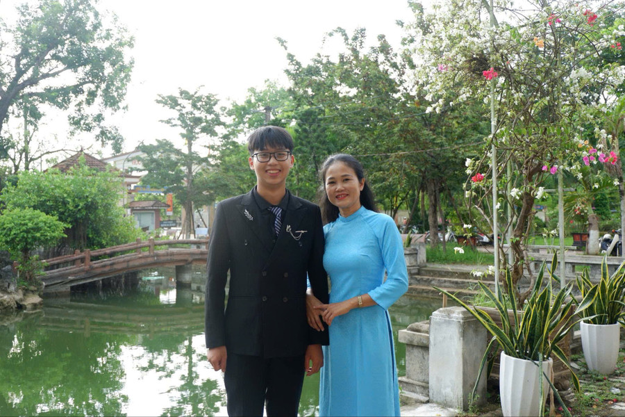 Em Trần Tuấn Kiệt và cô giáo chủ nhiệm lớp. 925a665fdfde698030cf.jpg