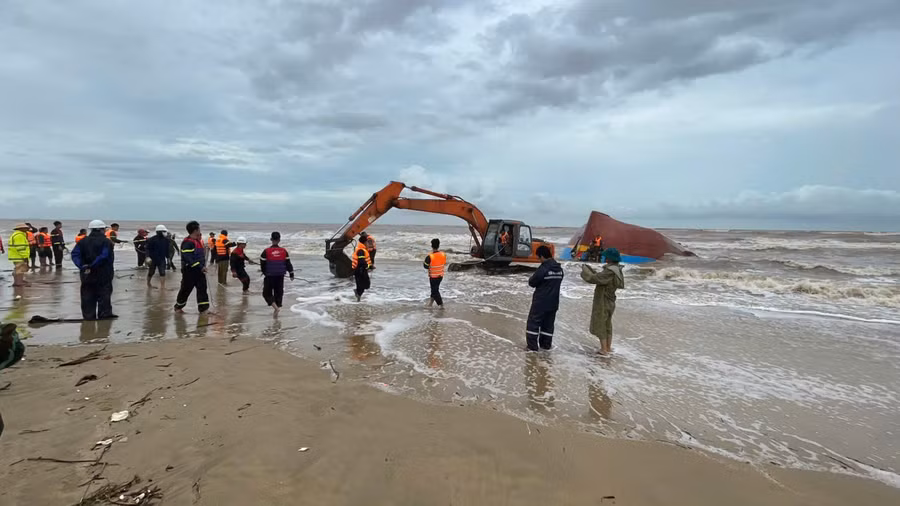 Lực lượng chức năng đang tìm kiếm 6 người mất tích còn lại trong vụ chìm 2 tàu cá ở sông Gianh.