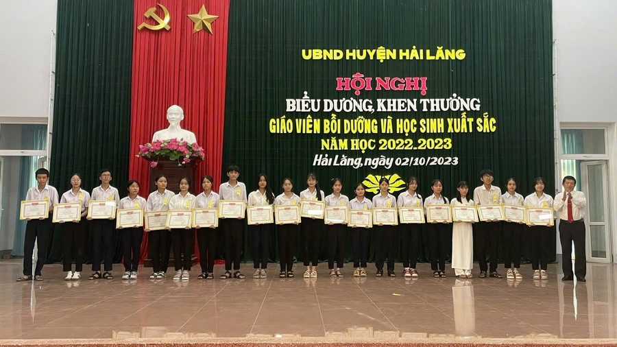 Huyện Hải Lăng tổ chức biểu dương và khen thưởng học sinh đạt thành tích xuất sắc. Ảnh: Đ. Hùng dang-duc-giao-duc-hai-lang-21.jpg
