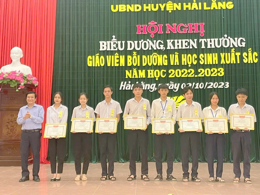 Những gương mặt học sinh đạt thành tích trong các kỳ thi học sinh giỏi. Ảnh: Đ. Hùng