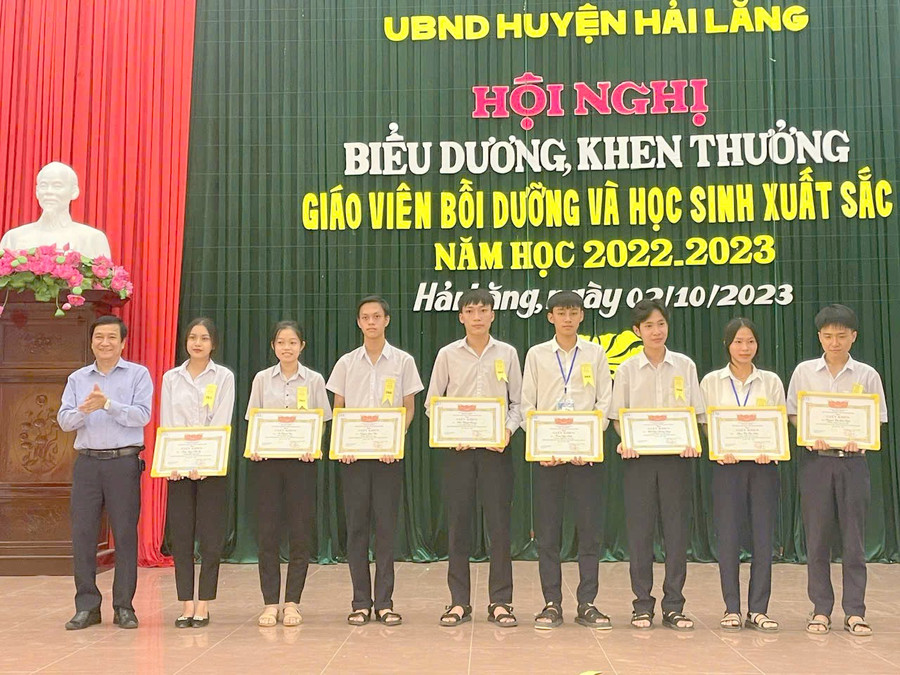 Những gương mặt học sinh đạt thành tích trong các kỳ thi học sinh giỏi. Ảnh: Đ. Hùng