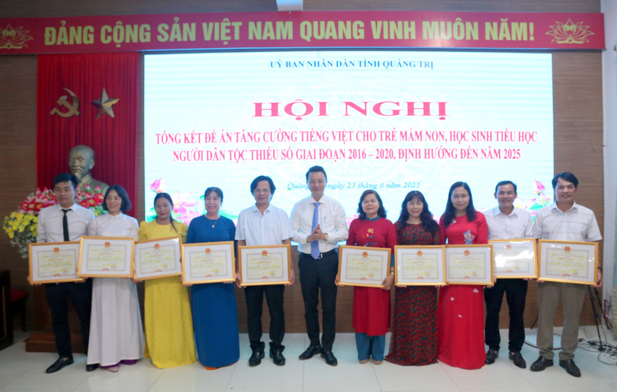UBND tỉnh Quảng Trị tặng Bằng khen ghi nhận đóng góp của các cá nhân. tieng-viet-5.jpg