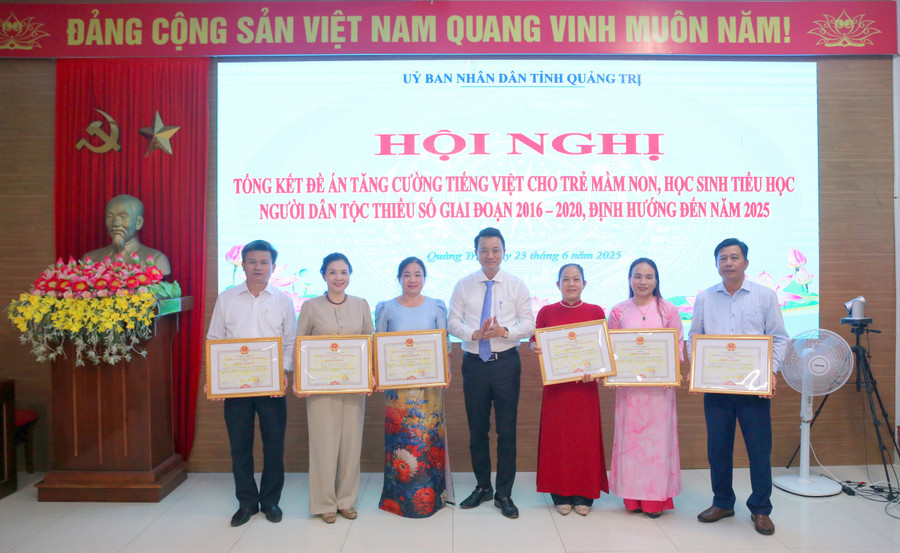 Ông Võ Văn Minh, Phó Giám đốc Sở GD&ĐT Quảng Trị trao Bằng khen cho các tập thể. tieng-viet-4.jpg