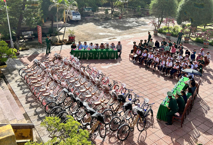 Chương trình trao tặng xe đạp cho học sinh đầu năm học là hoạt động ý nghĩa. tang-xe-dap-1.jpg