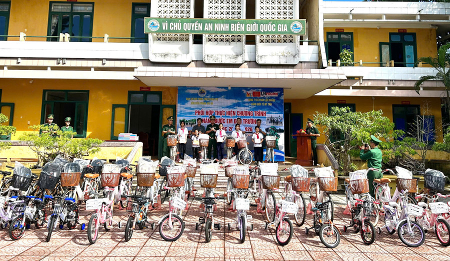 Đây là món quà động viên, khích lệ các em trong học tập. tang-xe-dap-2.jpg
