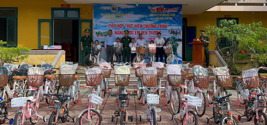 Trao hàng chục xe đạp đến học sinh khó khăn ở vùng biển.