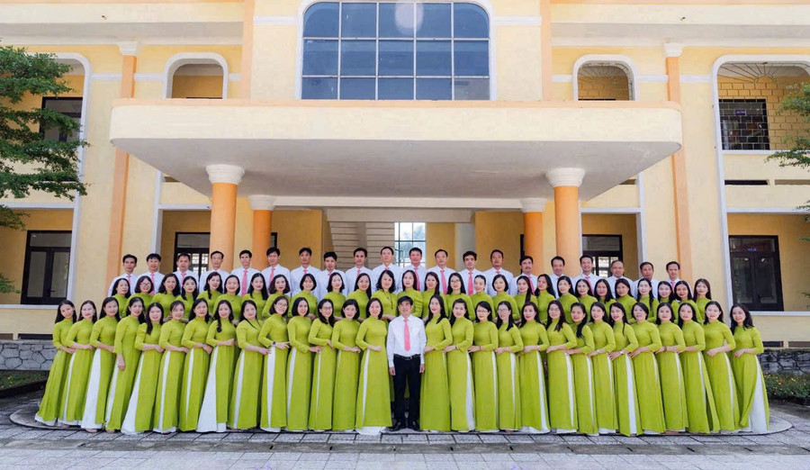 Đội ngũ cán bộ, giáo viên Trường THPT Lê Qúy Đôn