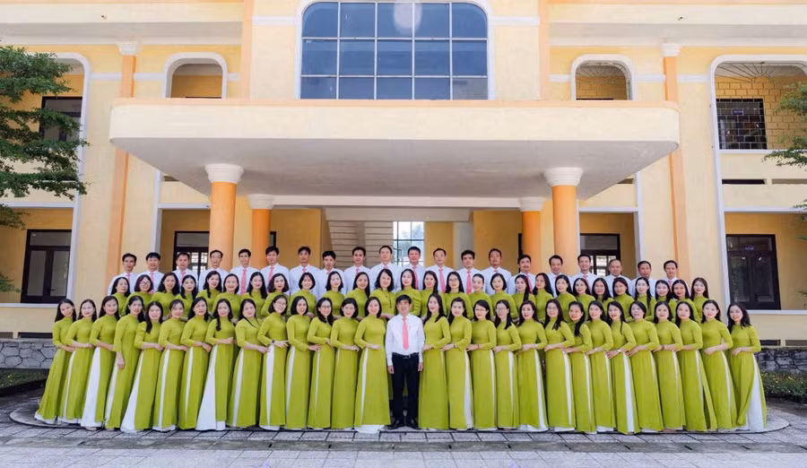 Đội ngũ cán bộ, giáo viên Trường THPT Lê Qúy Đôn