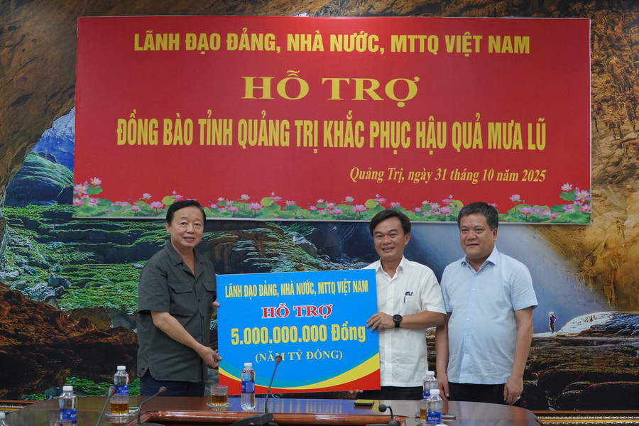 Phó Thủ tướng Trần Hồng Hà trao 5 tỷ đồng hỗ trợ Quảng Trị khắc phục hậu quả thiên tai.