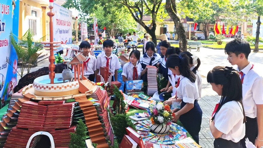 Học sinh tham quan mô hình sách xếp hình Thành cổ Quảng Trị.