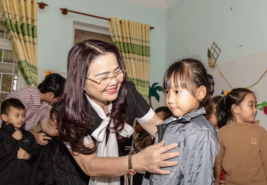 Bà Lê Thị Hương - Giám đốc Sở GD&ĐT tặng áo ấm đến trẻ mầm non các trường miền núi.