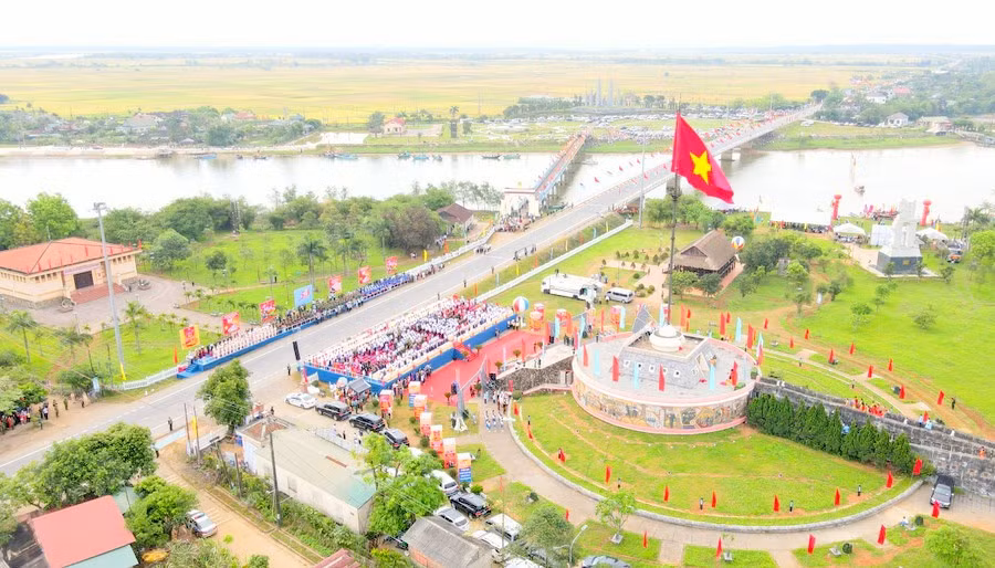 Ngày hội thống nhất tổ chức vào cuối tháng Tư tại Đôi bờ Hiền Lương - Vĩ tuyến 17 năm xưa.